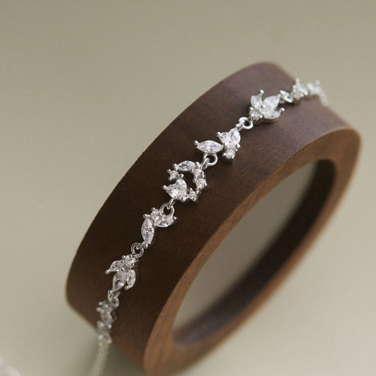 925 Sterling Silver Bracelet with Sparkling Stone-studded Flower and Leaf Charm - VCB509